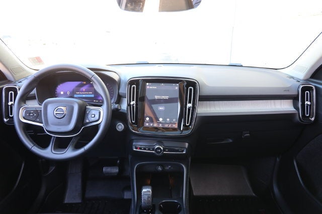 2025 Volvo XC40 Core Bright Theme