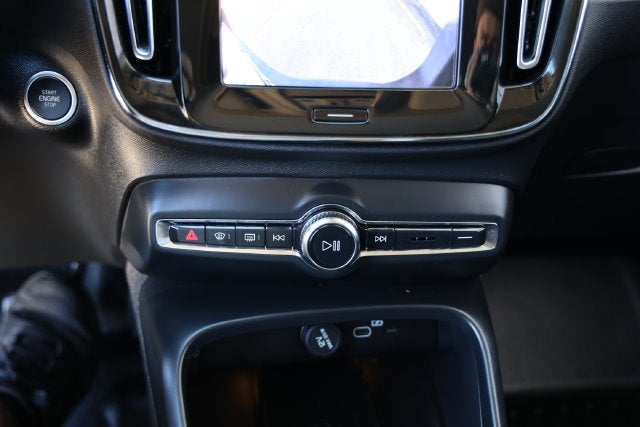 2025 Volvo XC40 Core Bright Theme