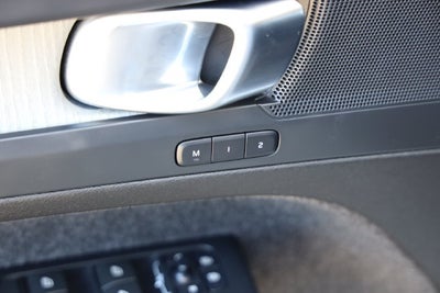 2025 Volvo XC40 Core Bright Theme