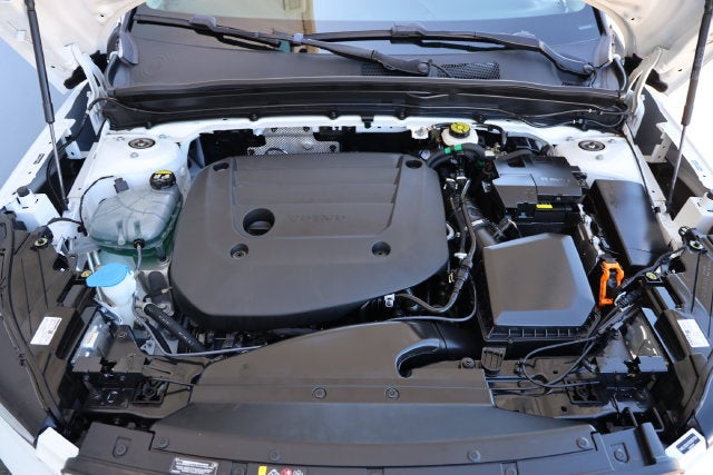 2025 Volvo XC40 Core Bright Theme